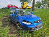 Niebezpieczne zdarzenie na drodze krajowej nr 45 w Zawadzie. Zajechał drogę 76-latkowi. Suzuki wjechało do rowu