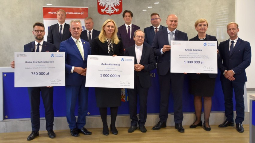 Wręczenie czeków dla samorządowców z regionu radomskiego....