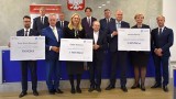 Samorządowcy z regionu radomskiego odebrali czeki. Będą inwestycje oświatowe w Radomiu, Kozienicach oraz gminach Iłża i Zakrzew