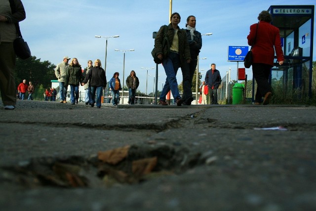 Handlowcy tłumaczą, że część prętów starali się sami wbić w podłożę. - Nie mamy jednak dobrego sprzętu. - mówią. - Teraz przydałoby się, żeby załatali te dziury i przerwy. Chociaż żeby je zalać asfaltem tymczasowo.