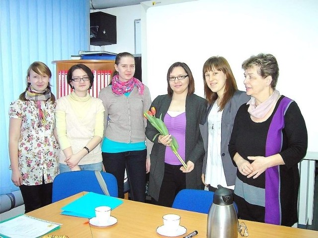 Na zdjęciu (od lewej): Magdalena Biesiada, Izabela Rutkowska, Paulina Alaszkiewicz, Ewelina Wrzecionkowska, Marta Gniewecka i Bożena Gudanowska, Dyrektor Centrum Edukacji i Pracy Młodzieży OHP. 