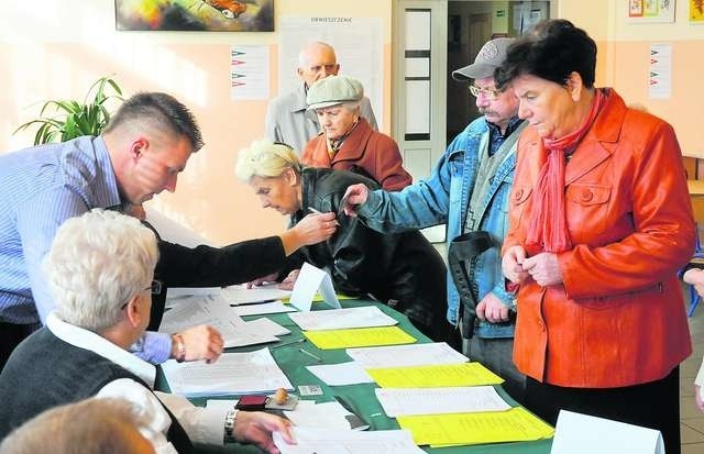 Podczas wyborów większość komisji ma co robić. Na zdjęciu lokal przy ul. Bohaterów Westerplatte podczas ostatnich wyborów samorządowych.