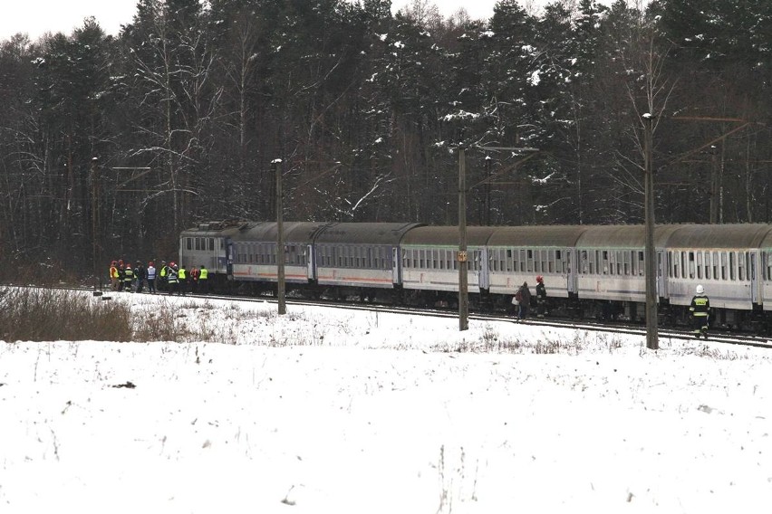 Tragiczny wypadek na przejeździe kolejowym w gminie Sobków. Nie żyją dwie osoby