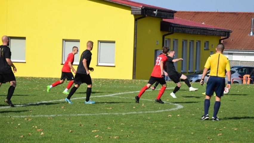 Mecz piłki nożnej 9. kolejki w świebodzińskiej Klasie B