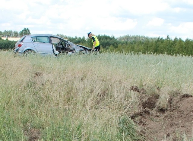 Na drodze Ostrowite &#8211; Borzyszkowy 22-letni kierowca opla stracił panowanie nad pojazdem, zjechał na pobocze i dachował.
