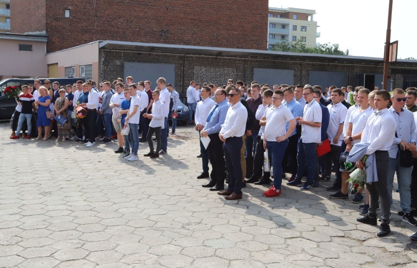 Radom. Koniec roku szkolnego. Świadectwa rozdane, uczniowie nieco zaczęli wakacje, przed nimi dwa miesiące wolnego