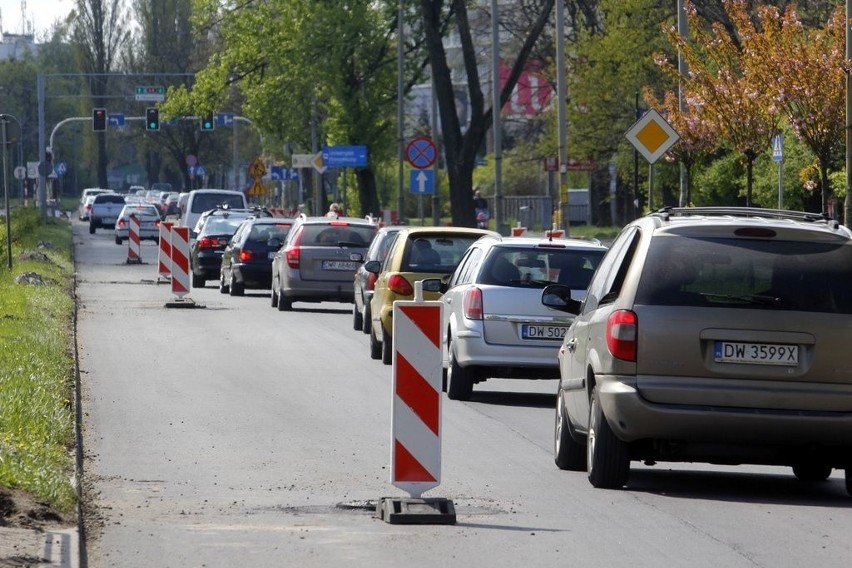 Wrocław: Na Ślężnej dziś tylko jednym pasem. Trwa szybki remont kierowcy staną w korkach (ZDJĘCIA)