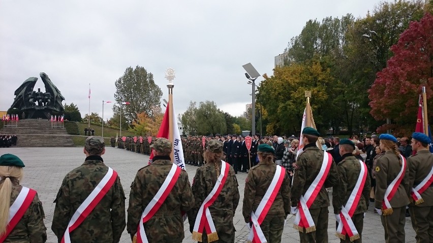 Ślubowanie uczniów klas mundurowych przed pomnikiem Żołnierza Polskiego w Katowicach 