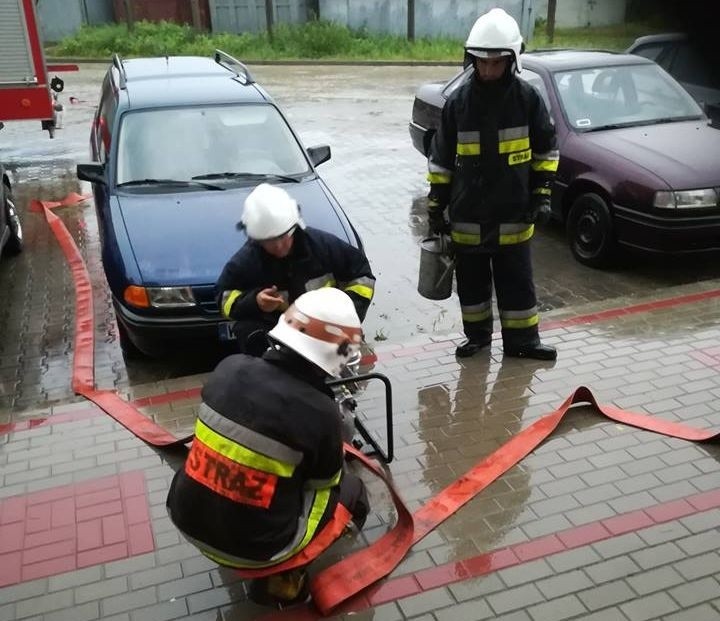 Burza nad Radomiem w obiektywie Joanny Gołąbek oraz...