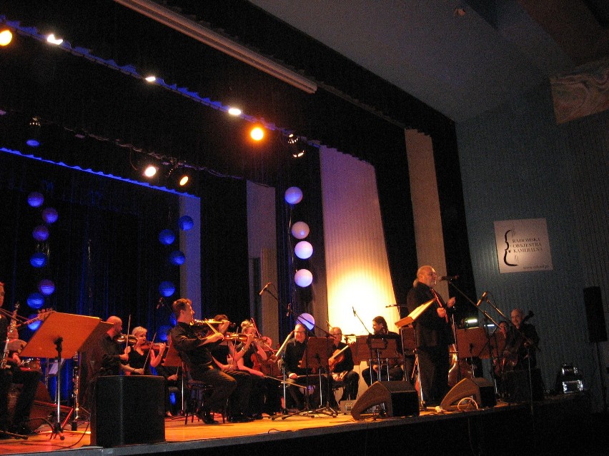 Radomska Orkiestra Kameralna zagrała żywiołowy koncert karnawałowy. Dyrygował Wiesław Pieregorólka, a na widowni był komplet słuchaczy