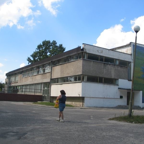 Budynek Samorządowego Ośrodka Kultury w Nowej Dębie został wybudowany 30 lat temu. Przestarzała technologia budowlana powoduje ogromne ubytki ciepła.