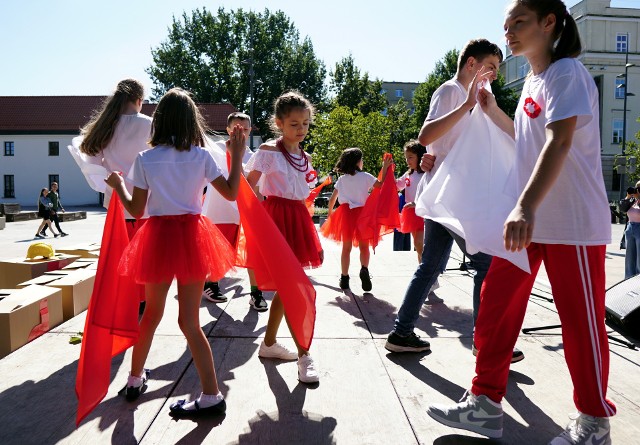 W piątek (15 września) na placu Litewskim podopieczni Towarzystwa Przyjaciół Dzieci zaprezentowali efekty swoich prac zrealizowanych w ramach projektu „Jesteśmy Polską”. Nie zabrakło poloneza, hiphopu i baletu w rytm patriotycznej muzyki oraz wiersza o tym, jak różnorodna jest Polska.