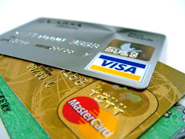 Nieumiejętne posługiwanie się kartą kredytową, może nas wpędzić w finansowy dołek.