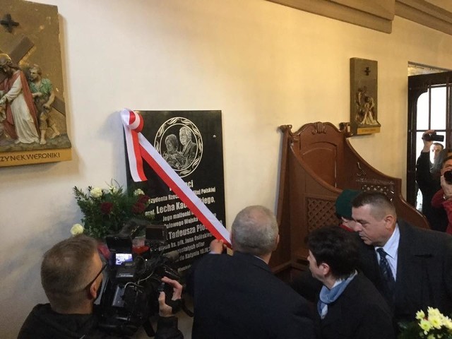 Odsłonięcie i poświęcenie „Tablicy ku Pamięci Prezydenta RP prof. Lecha Kaczyńskiego” odbyło się w Kościele Garnizonowym. Tablica poświęcona jest również pamięci żony prezydenta Marii, gen. dyw. prof. Tadeusza Płoskiego, kapelana ks. płk Jana Osińskiego oraz pozostałych ofiar tragicznego lotu do Katynia. Uroczystości rozpoczęły się od wprowadzenie asysty honorowej do kościoła Garnizonowego. Potem nastąpiła msza św., a po niej - poświęcenie tablicy. - Piękne, prastare Chełmno dołączyło do grona miast, gdzie w sposób materialny mieszkańcy upamiętnili tragedię sprzed siedmiu lat - podkreśla obecny na uroczystości poseł Jan Krzysztof Ardanowski. - W kościele Garnizonowym, w obecności reprezentantów rodzin, które straciły bliskich w kwietniu 2010 roku, odsłonięta została pamiątkowa tablica. Uroczystość, zorganizowana przy  udziale wojska, miała piękny, podniosły charakter. Miałem zaszczyt odczytać specjalny list od prezydenta Andrzeja Dudy, adresowany do uczestników. Dziękuję wszystkim członkom Komitetu Społecznego, którzy, wspierani także przeze mnie, doprowadzili do umieszczenia tej, ufundowanej przez społeczeństwo, pięknej tablicy. Na uroczystości nie było burmistrza ani starosty chełmińskiego. Obaj przebywali w Szkocji. - Zaproszenie do Falkirk dostaliśmy już dawno, nie można było zawieść organizatorów podpisania układu partnerskiego w tej miejscowości - mówi burmistrz Mariusz Kędzierski. - Dla niektórych jest to spawa ważna, skoro zadali sobie trud przeprowadzenia zbiórki pieniędzy i zorganizowania uroczystości. Chełmno jest miastem tolerancyjnym, jest tu miejsca dla osób o różnych poglądach.