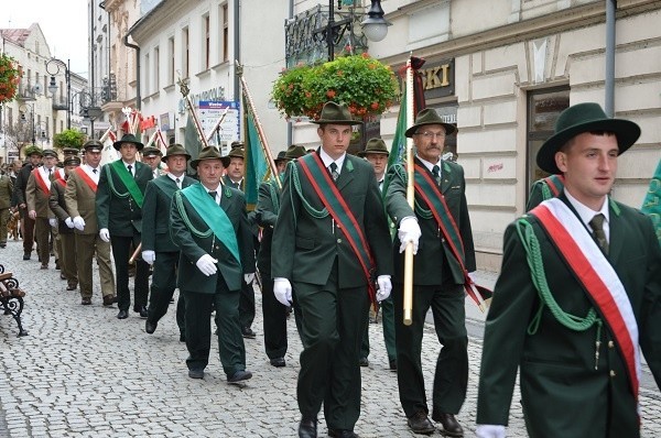 Sądecki rynek opanowali myśliwi z całej Polski [WIDEO]