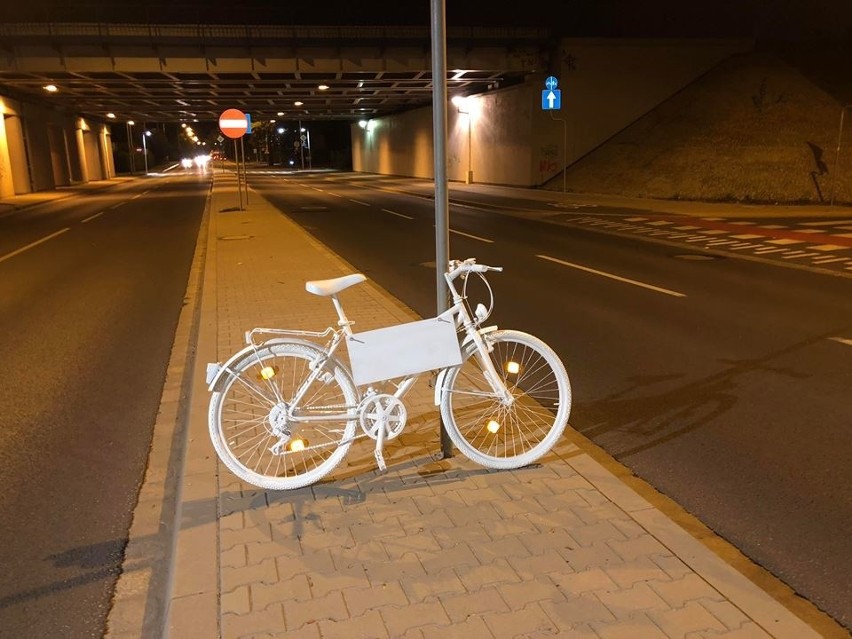 Ghost bike stanął na Popowickiej [ZDJĘCIA]                   