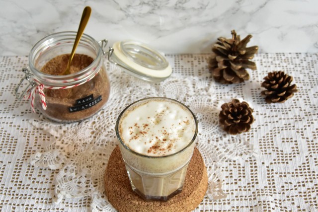 Domowa kawa świąteczna znakomicie smakuje zrobiona na mleku lub napoju roślinnym. Kliknij obrazek i przesuwaj strzałkami, aby zobaczyć składniki.