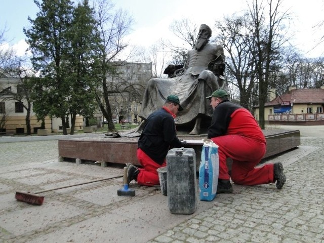 W środę pracownicy ZUK zakończyli naprawę cokołu pomnika Jana Kochanowskiego.