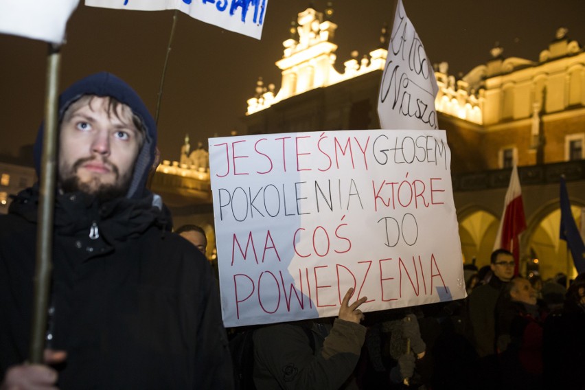 Kilkuset studentów protestowało na Rynku Głównym [ZDJĘCIA, WIDEO]