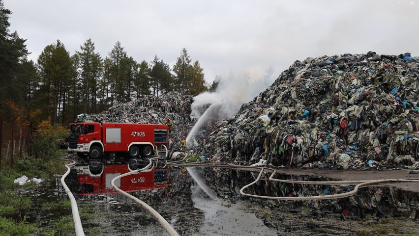 60 tysięcy ton odpadów tekstylnych, 3 lata, 33 pożary i zero winnych