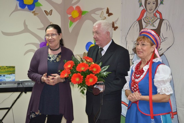 Anita Nowak i - w stroju  ludowym  - Krystyna Lewicka-Ritter w imieniu SDP wręczyły Andrzejowi Krystkowi  również kwiaty