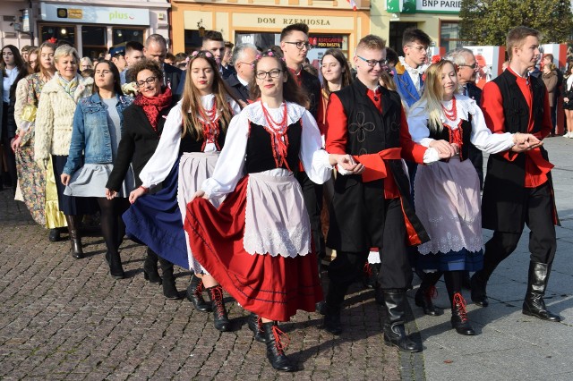 Fotorelacja z uczczenia 101. rocznicy odzyskania przez Polskę niepodległości. Żninianie zatańczyli poloneza