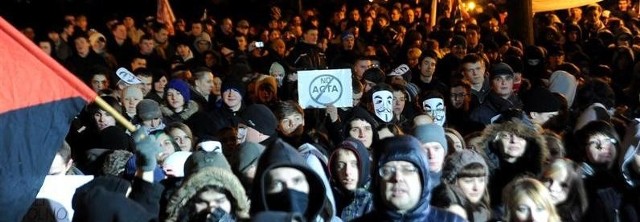 Przed urzędem o godzinie 18.00 zgromadziło się kilkaset osób. Łącznie manifestowało ponad 3 tysiące osób.