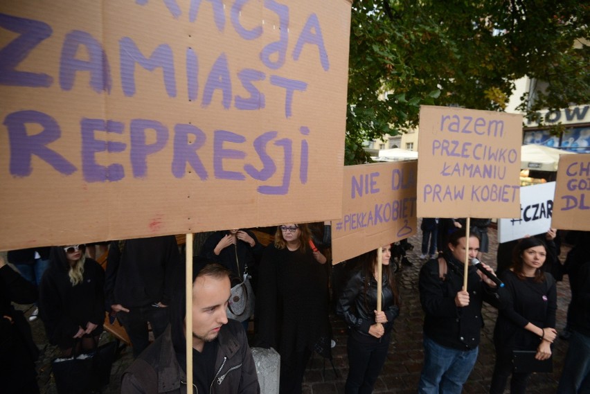 Toruń. Czarny protest przeciw delegalizacji aborcji