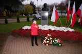Święto Niepodległości w Kazimierzy Wielkiej. Obchody skromne, ale biało-czerwona flaga z kwiatów piękna.Wzrok trudno oderwać [ZDJĘCIA]