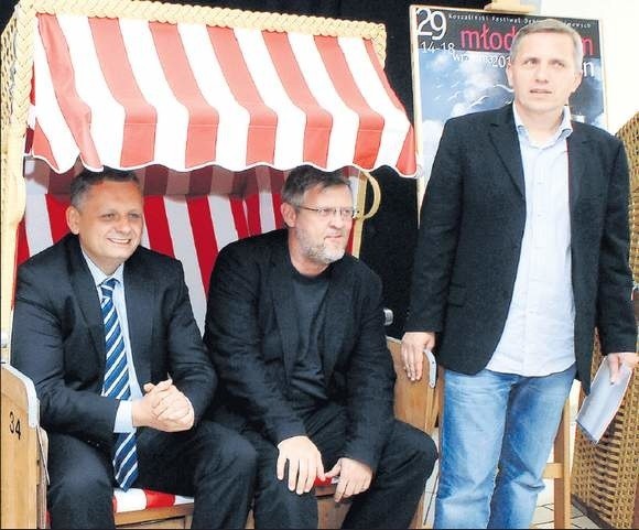 Dyrektor Jacek Paprocki (w środku), jego zastępca Paweł Strojek (z prawej) i prezydent Piotr Jedliński podczas zeszłorocznej  konferencji inaugurującej festiwalu "Młodzi i Film&#8221;.