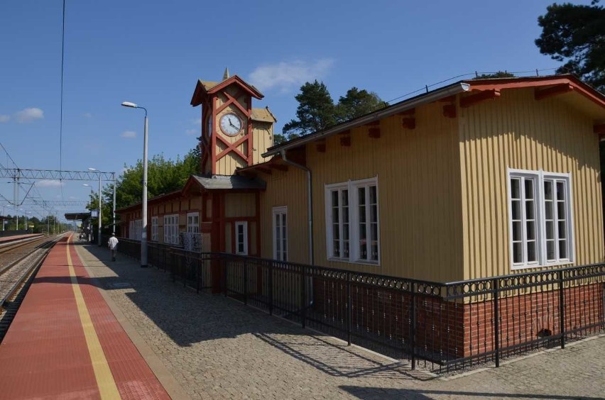 Drewniany, zabytkowy dworzec w Puszczykowie jest jednym z...