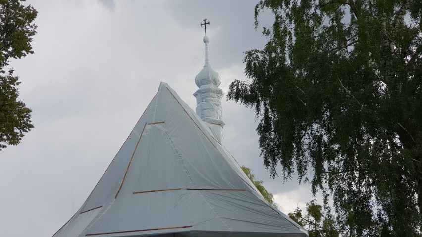 Gaz pod folią przenika przez drewno likwidując owady w...