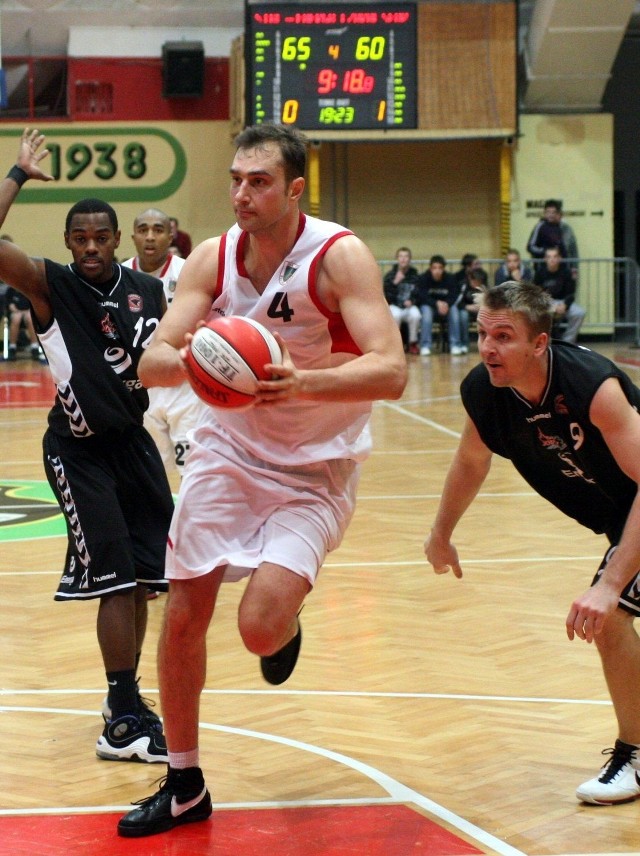 Koszykarze Stali Stalowa Wola (z piłką Marek Miszczuk) przegrali we wtorek wyjazdowe spotkanie z Turowem Zgorzelec.