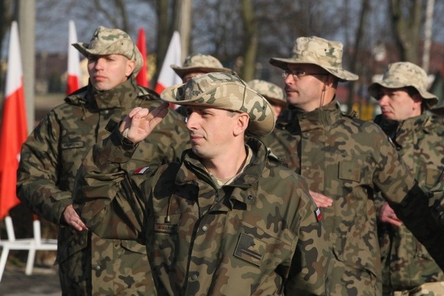 Wyjeżdżający do Iraku żołnierze wzięli udział w defiladzie podczas uroczystości pożegnania w kieleckim Centrum.