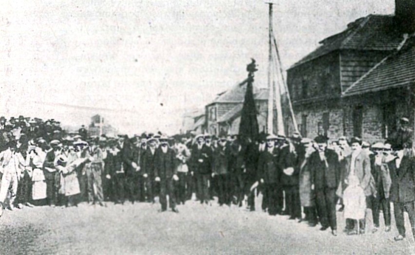 Manifestacja pierwszomajowa w Królewskiej Hucie, 1924 r....