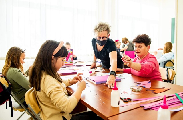 Na początku tygodnia wystartowały zimowe ferie. Z tej okazji Centrum Kultury i Sztuki w Połańcu zorganizowało wiele ciekawych zajęć dla dzieci. Były lekcje baletu, hip-hopu, plastyczne warsztaty oraz inne ciekawe atrakcje.Więcej zdjęć z ferii w Centrum Kultury i Sztuki w Połańcu na następnych slajdach>>>