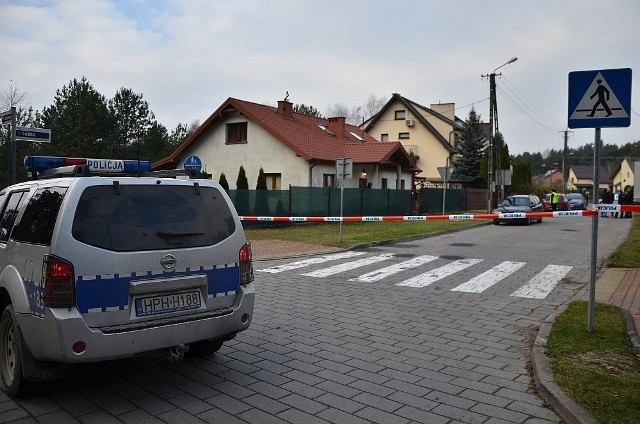 W domu jednorodzinnym przy ulicy Leśnej w Kozienicach znaleziono ciała dwójki dzieci w wieku 6 i 9 lat oraz dwojga dorosłych osób: kobiety i mężczyzny.