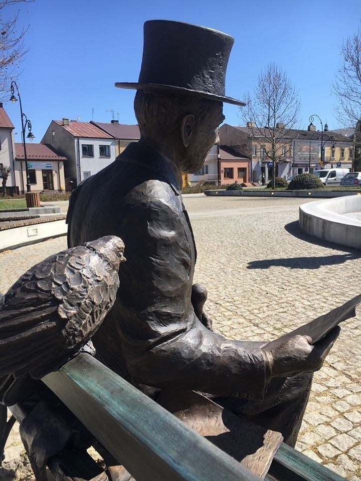 Jeremi Przybora znów w Białobrzegach. Na Placu Zygmunta Starego stanęła ławeczka z jego rzeźbą