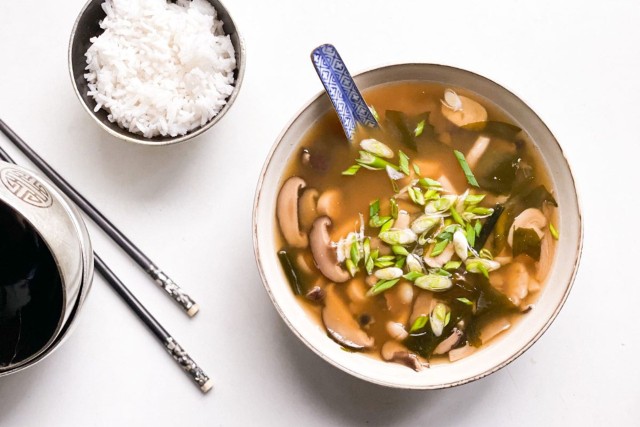 Zupa miso pochodzi z Japonii. Dzielimy się przepisem na domowy posiłek w azjatyckim stylu.