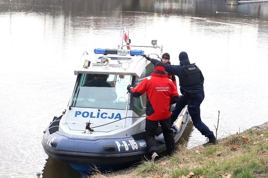 Służby (policja i Wodna Służba Ratownicza) zwodowały łodzie...