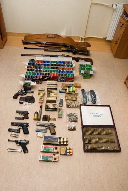 Broń i amunicja, którą odkryto w domu mieszkańca Bilska