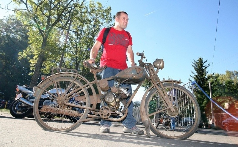 Amatorzy starych pojazdów na stadionie przy św. Teresy. Siedmiometrowy Lincoln i motocykl z 1939 r.