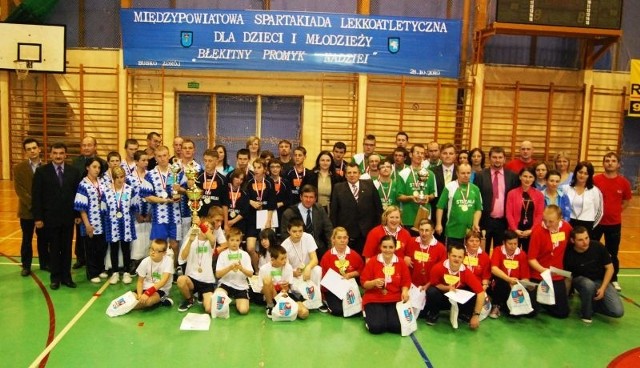 Uczestnicy Spartakiady w komplecie - pamiątkowe zdjęcie po zakończeniu zawodów w Busku Zdroju.