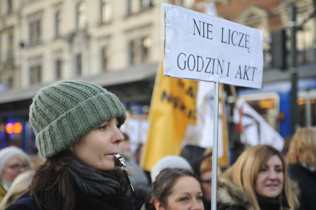 Manifestacja połączona z przemarszem rozpoczęła się około godziny 12.00 przed Ministerstwem Finansów.