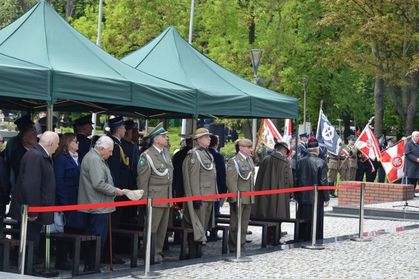 W parku Jedności Polonii z Macierzą, pod pomnikiem...