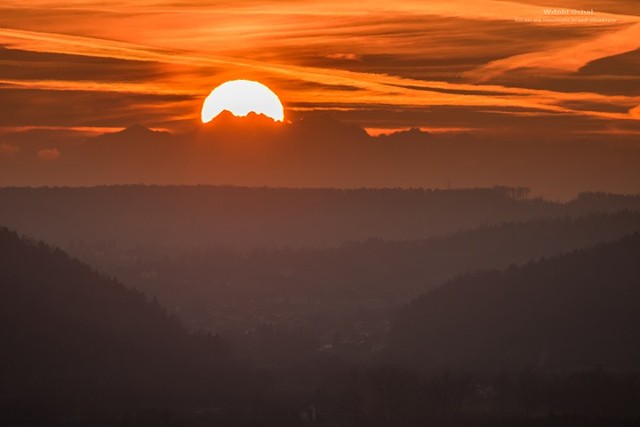 Doskonała pogoda i świetna widoczność sprawiły, że z Podkarpacia można dziś było oglądać Tatry. Zobaczcie zdjęcia, które podesłał nasz Czytelnik Witold Ochał. Fotografie zostały zrobione w Kożuchowie i Szufnarowej, w powiecie strzyżowskim.1. Kożuchów i Tatry ze 130 km. Kożuchowski nietoperz, czyli słońce zachodzące dokładnie za najwyższymi szczytami Tatr.