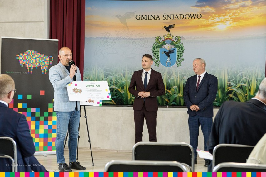 Gminy z subregionu łomżyńskiego odebrały symboliczne czeki ze wsparciem. Do gmin trafi 3,4 mln zł