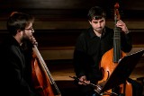Barokowy koncert duetu "Oak Brothers" dostępny online na stronie Filharmonii Opolskiej