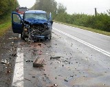 Fiat doblo roztrzaskał się o tira. Dwie osoby ranne, jedna poleciała śmigłowcem do szpitala. (zdjęcia)