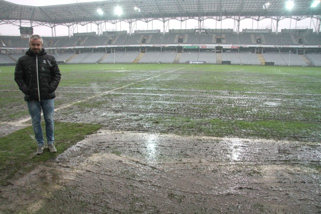 Mecz Korona-Wisła odwołany. Tak wyglądała murawa na stadionie w Kielcach.